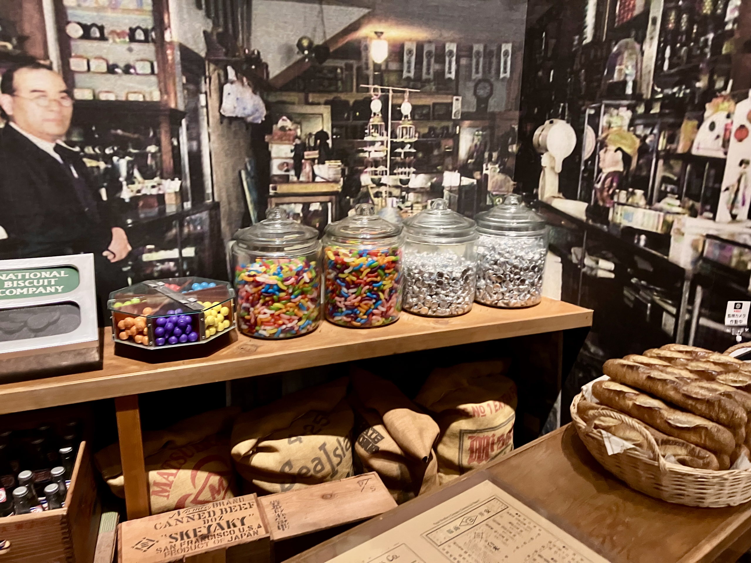再現された雑貨店に並ぶ商品類（キャンディー、醤油箱など） 