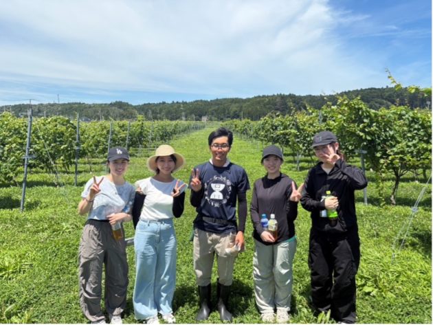 　（主に2日目のボランティア活動を見てくださった三瓶諒さんとともに）