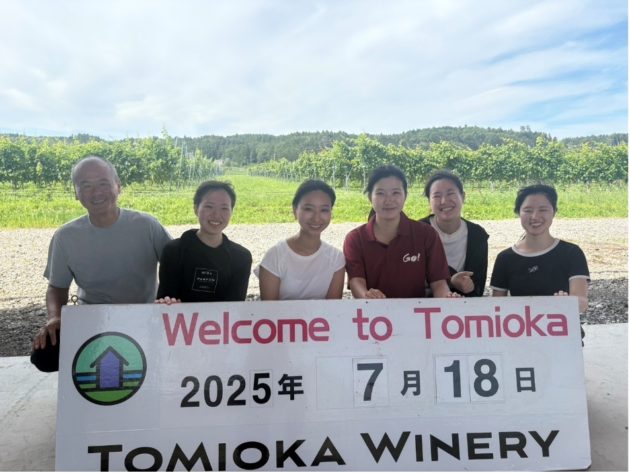 （栽培・醸造責任者の細川順一郎さんとともに）