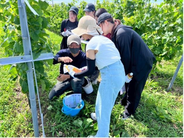 （除葉作業について丁寧に説明してくださるなど、主に1日目のボランティア活動を見てくださった土田竜さんとともに）