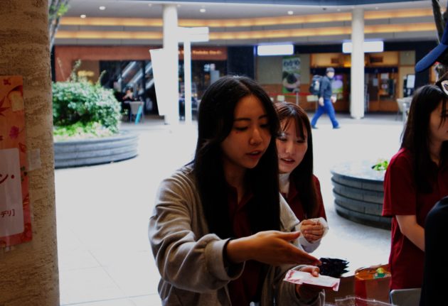 来場者の方にコーヒーのコンセプトをご説明している様子