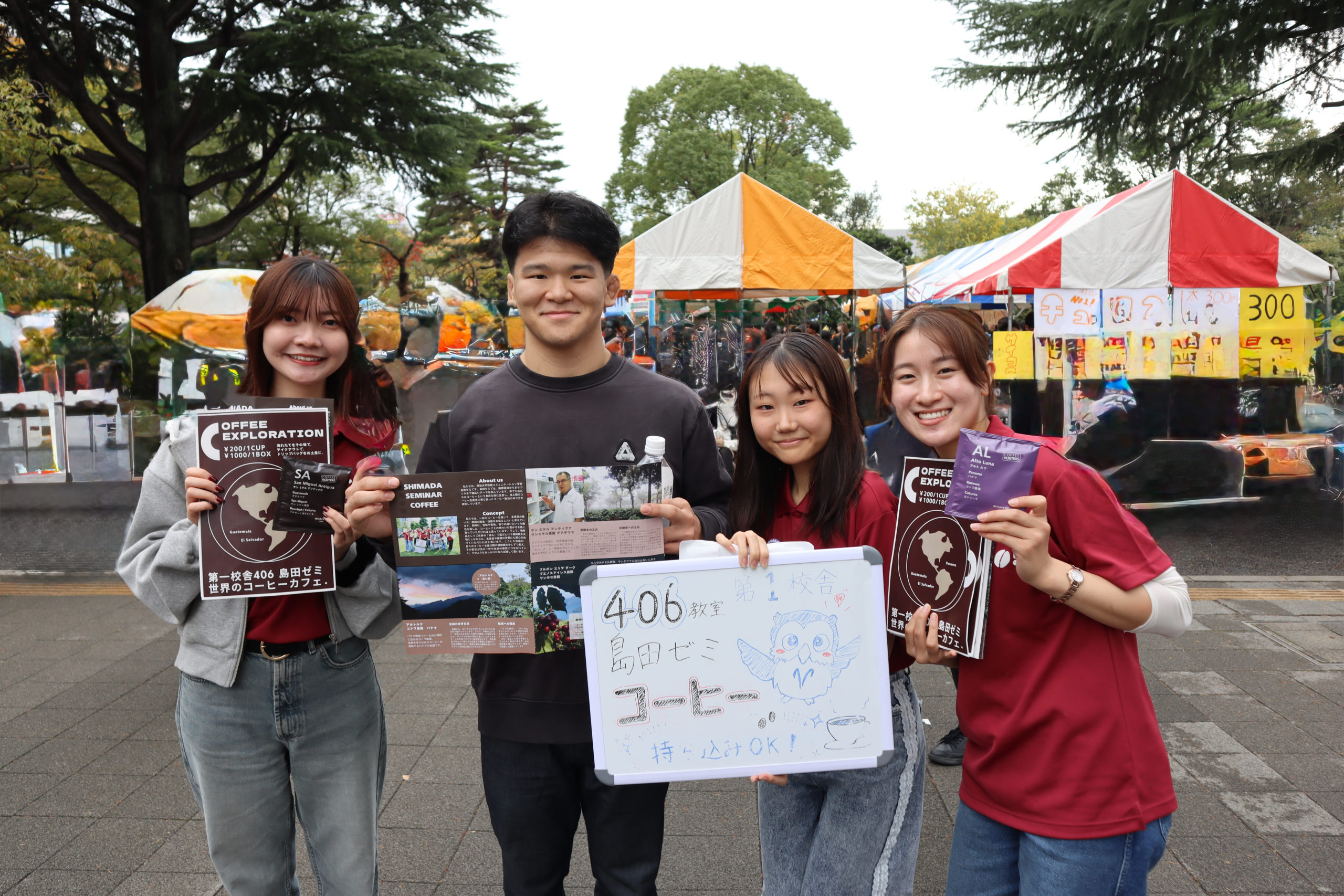 外で呼び込みを行うゼミ生