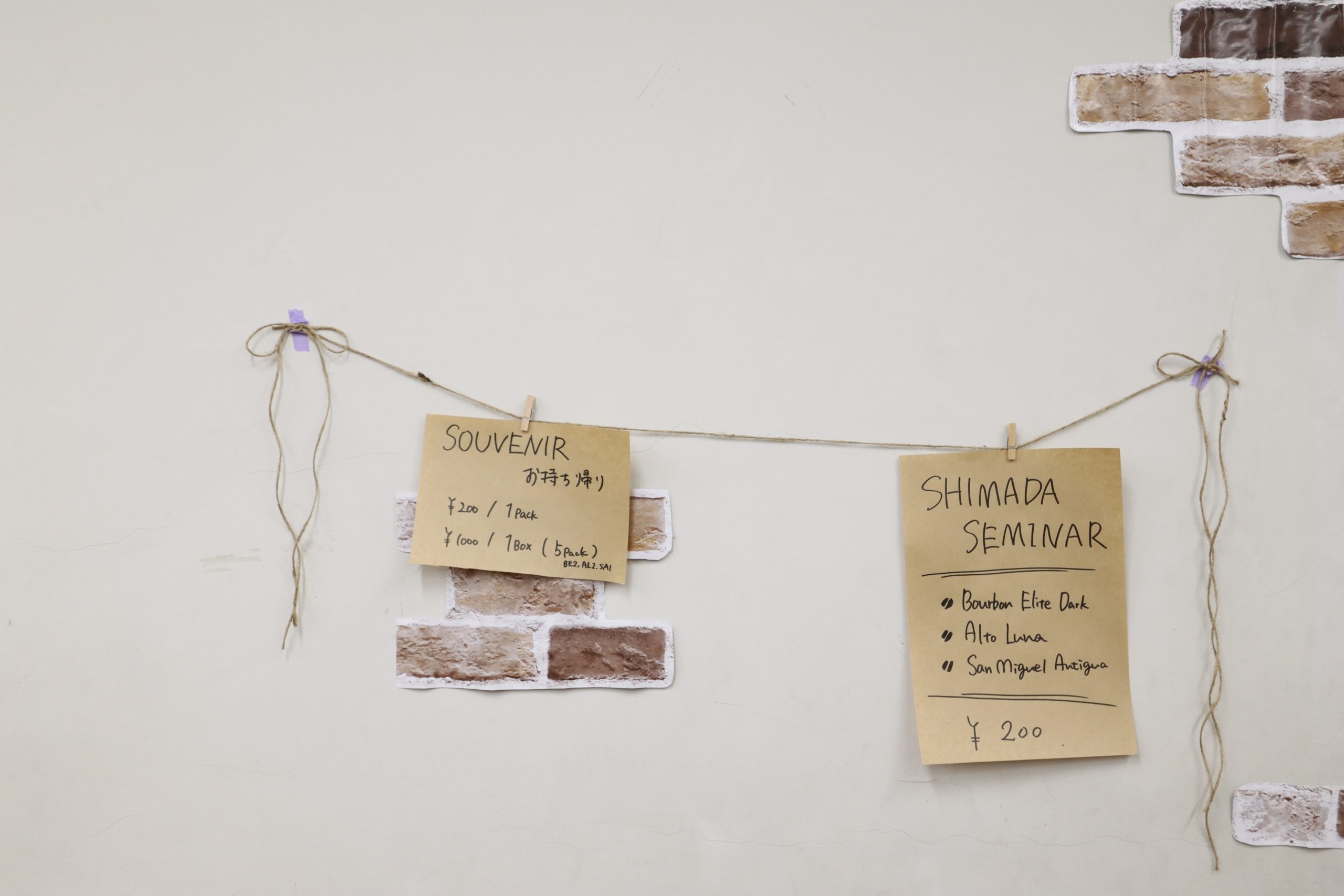 カフェ空間をイメージした教室内の装飾